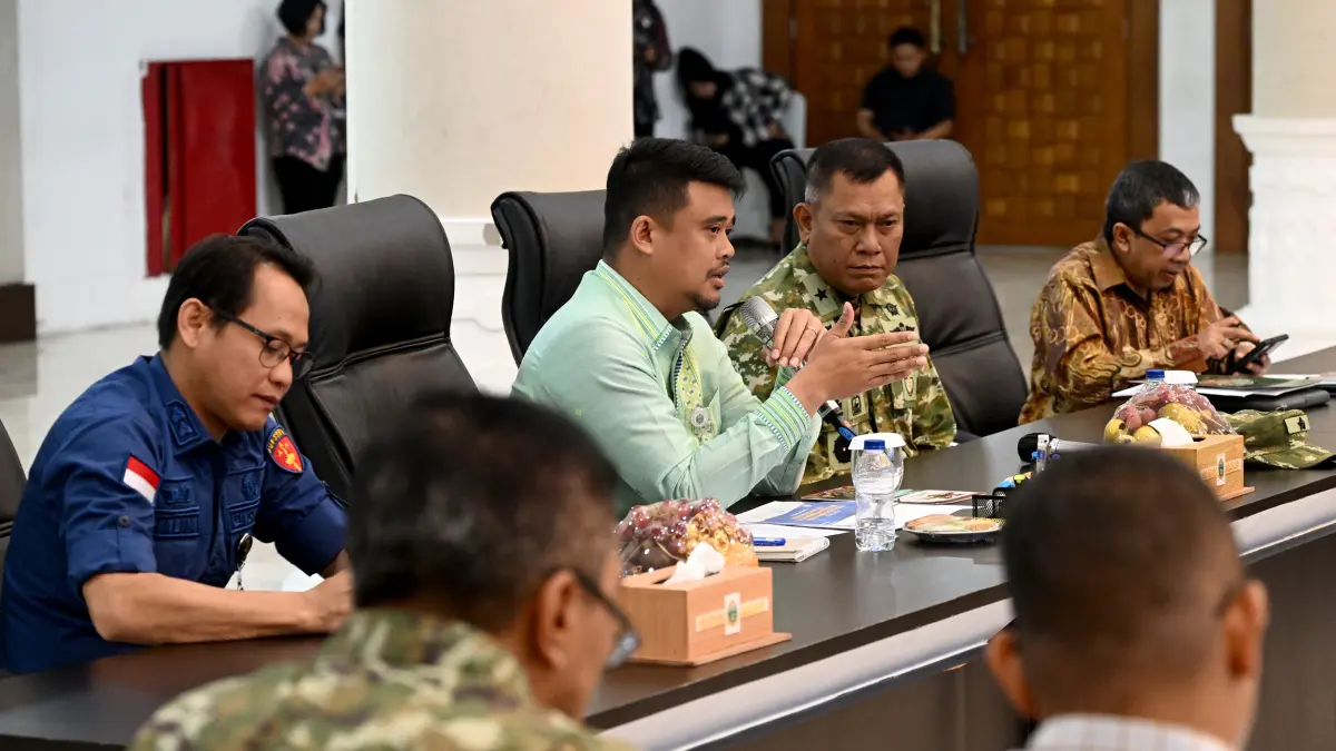 Gubernur Sumut, Muhammad Bobby Afif Nasution, membuka sosialisasi pencabutan PBPH di Aula Raja Inal Siregar, Medan, Kamis (16/4/2026), menyoroti dampak sosial bagi puluhan ribu warga.