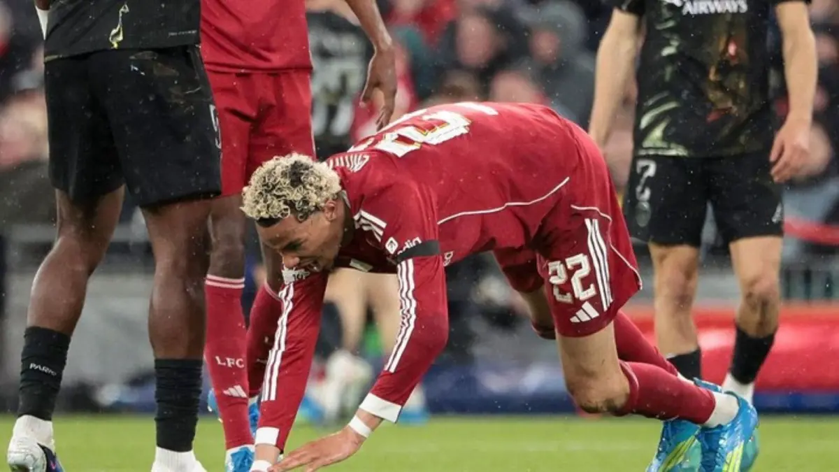 Hugo Ekitike terkapar di lapangan setelah mengalami cedera Achilles saat laga Liverpool kontra PSG di Liga Champions 2025/2026.
