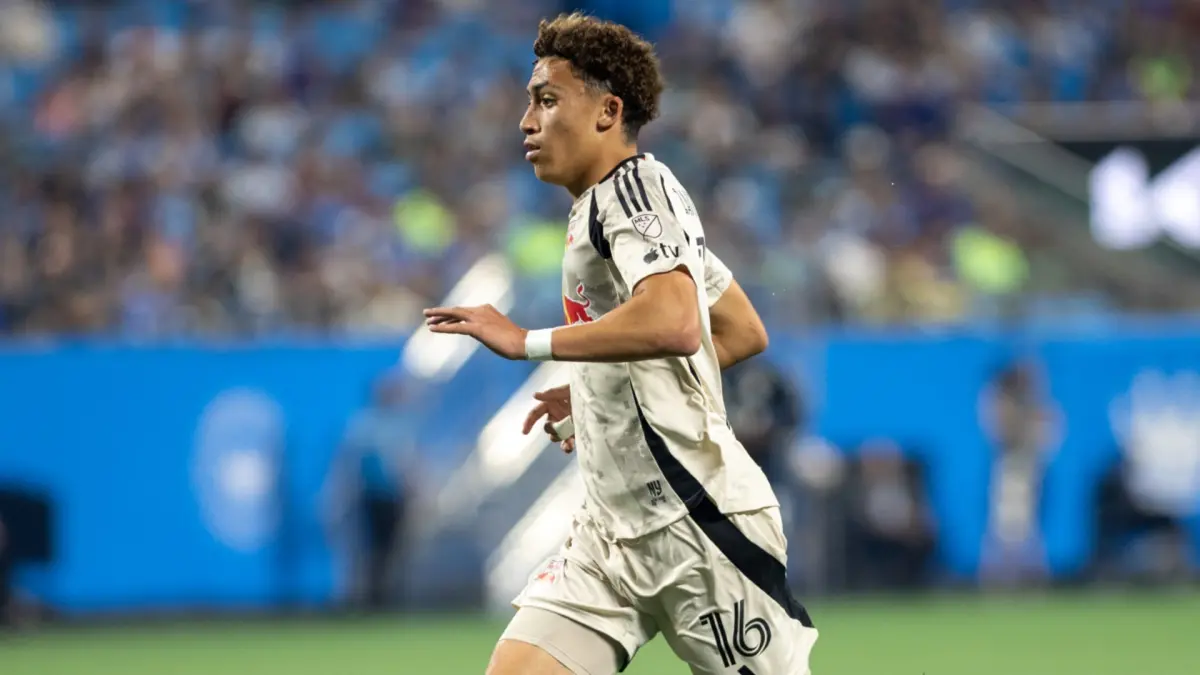Jude Bellingham saat membela Real Madrid, mengakui musim ini berat akibat cedera yang mengganggu konsistensinya.