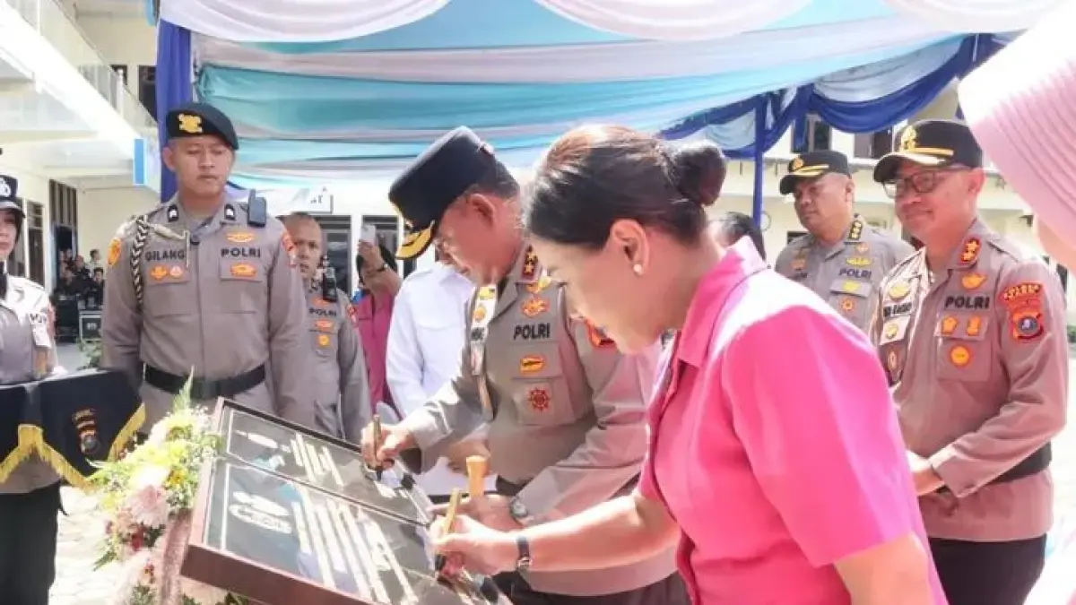 Kapolda Sumut Whisnu Hermawan Februanto menandatangani prasasti perubahan nomenklatur Polres Karo sebagai bagian penyesuaian wilayah kepolisian.
