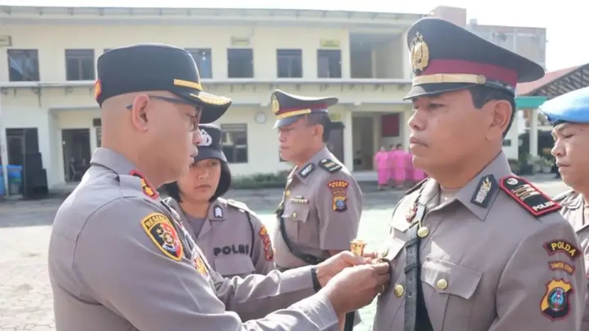 Kapolres Karo AKBP Pebriandi Haloho memimpin upacara sertijab pejabat di lingkungan Polres Karo sebagai bagian penyegaran organisasi.