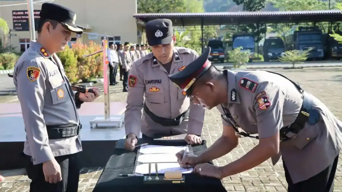 Kapolres Tapanuli Tengah Muhammad Alan Haikel memimpin upacara pelantikan dan sertijab pejabat utama serta Kapolsek di Mapolres Tapteng.
