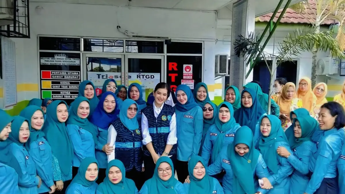 Ketua TP PKK Sumut Kahiyang Ayu bersama rombongan meninjau layanan kesehatan di Puskesmas Aek Kanopan, Labuhanbatu Utara, dalam rangka kunjungan kerja dan bakti sosial.