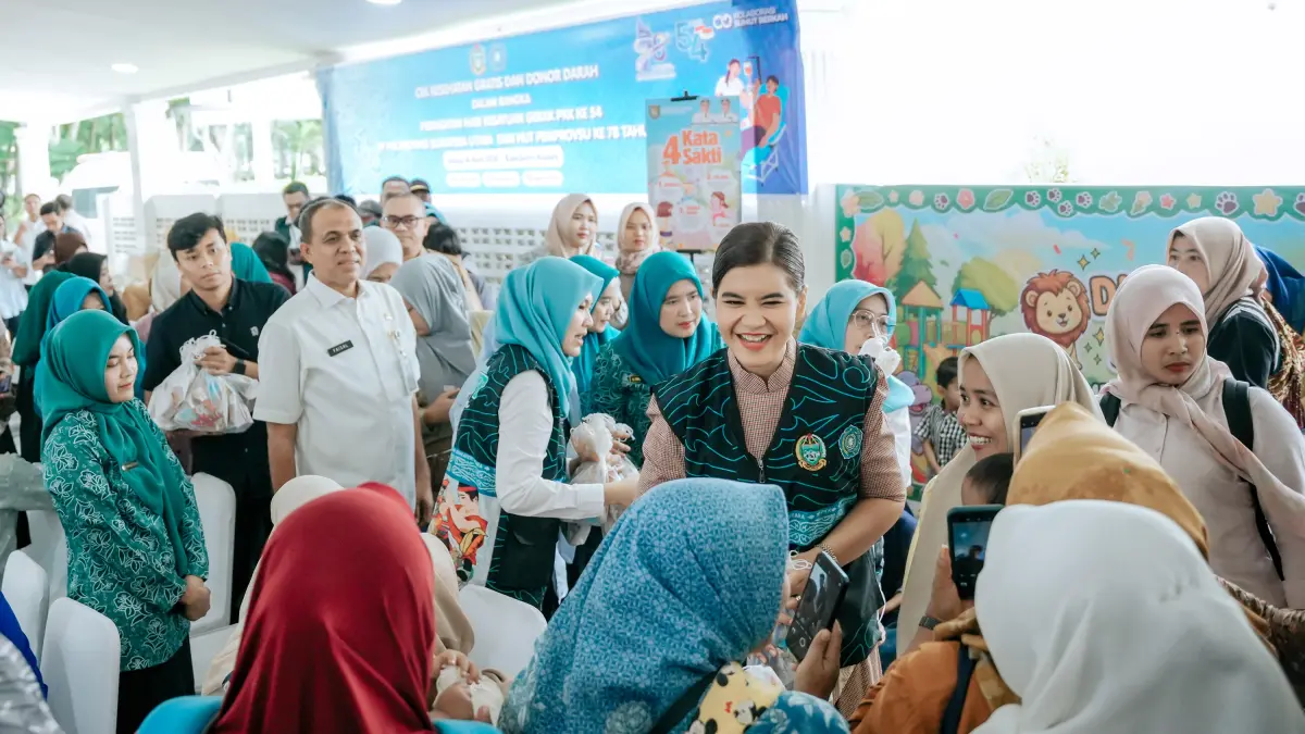 Ketua TP PKK Sumut, Kahiyang Ayu, menghadiri peringatan HKG PKK ke-54 dan Hari Jadi Sumut ke-78 di Rumah Dinas Bupati Asahan, disertai layanan kesehatan gratis bagi masyarakat.