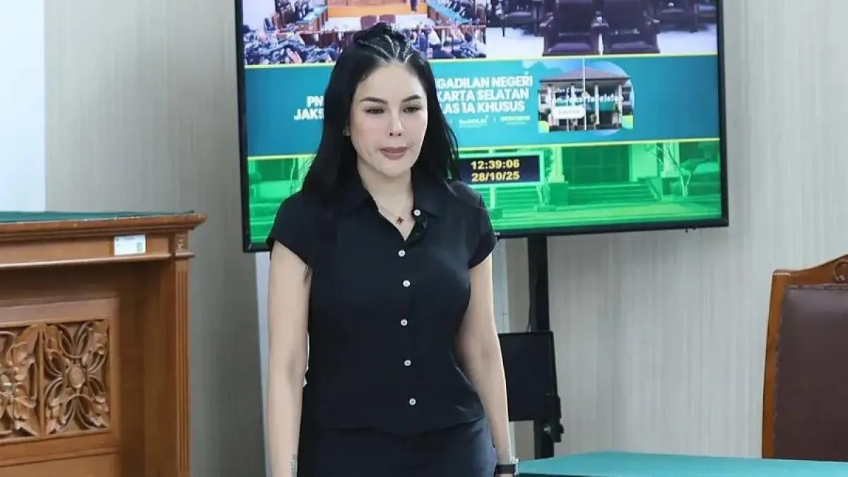 Nikita Mirzani saat menjalani proses hukum di Pengadilan Negeri Jakarta Selatan, di tengah kabar kehilangan sejumlah kontrak pekerjaan.