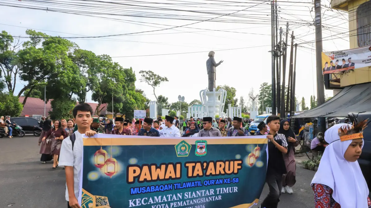Pawai Ta’aruf dari Monumen Raja Sang Naualuh Damanik mengawali pembukaan MTQN ke-58 Tingkat Kecamatan Siantar Timur sebelum acara resmi dimulai.