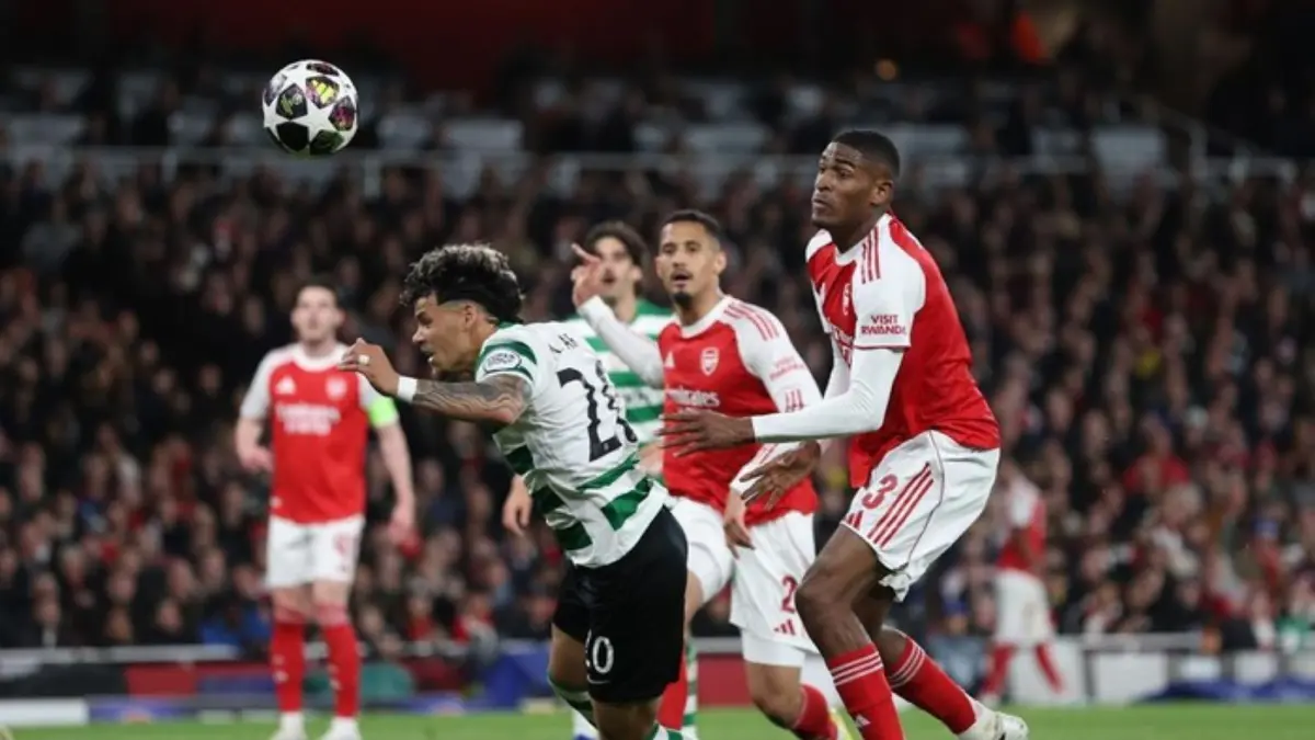 Pemain Arsenal berusaha menembus pertahanan Sporting CP dalam laga leg kedua perempatfinal Liga Champions di Emirates Stadium.