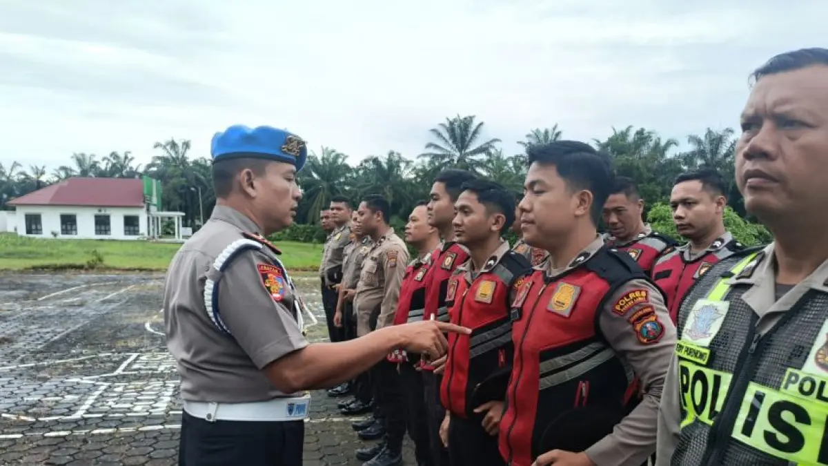 Personel Propam Polres Padang Lawas melakukan pemeriksaan telepon genggam dan disiplin anggota dalam Operasi Gaktiblin di halaman Mapolres.