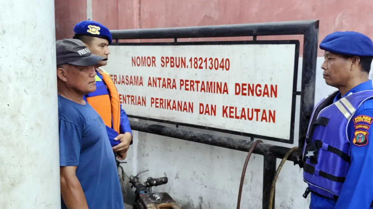 Personel Satpolairud Polres Tanjungbalai melakukan pengecekan stok dan distribusi solar subsidi di SPBN kawasan Jalan Asahan Ujung, guna memastikan penyaluran tepat sasaran kepada nelayan.
