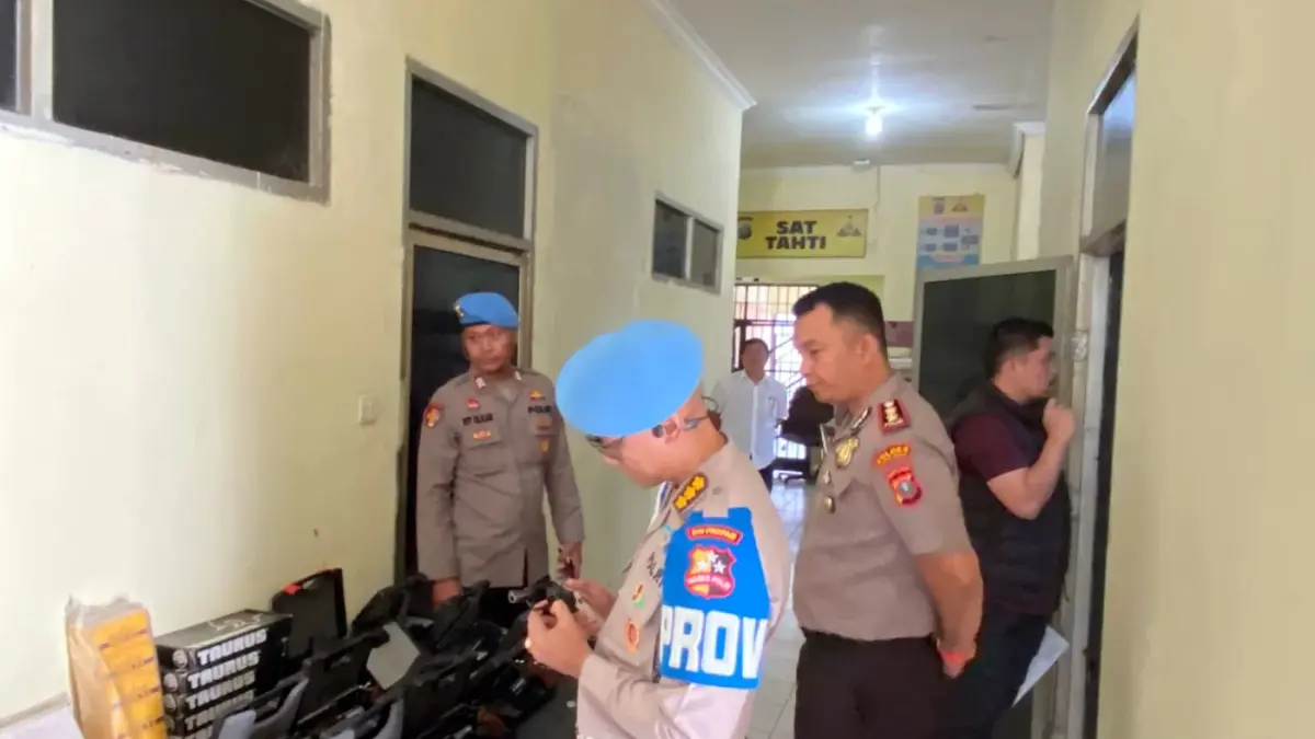 Petugas Satres Narkoba Polres Pelabuhan Belawan mengamankan tiga pria saat penggerebekan sarang narkoba di Desa Klambir V, Hamparan Perak, serta menyita sabu dan timbangan elektrik.