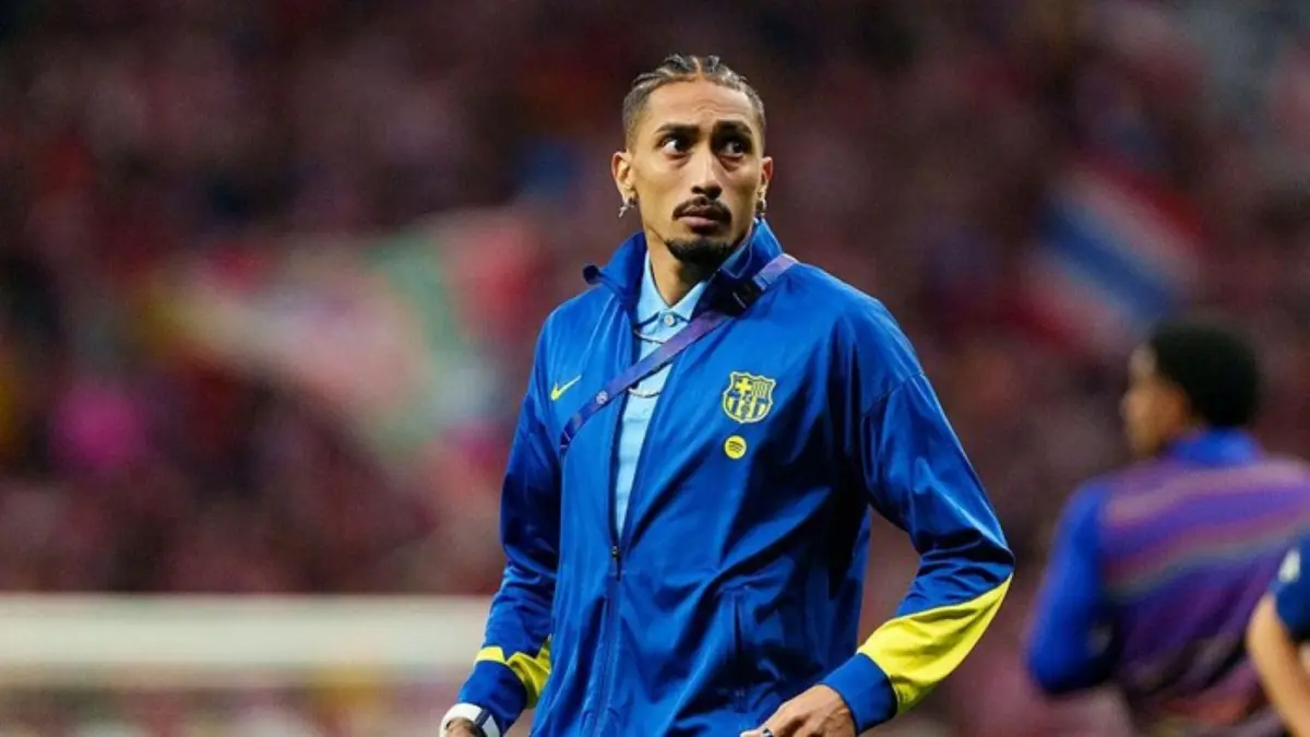 Raphinha saat berada di stadion Atletico Madrid usai laga Liga Champions, setelah insiden gestur kontroversial yang memicu kritik publik.