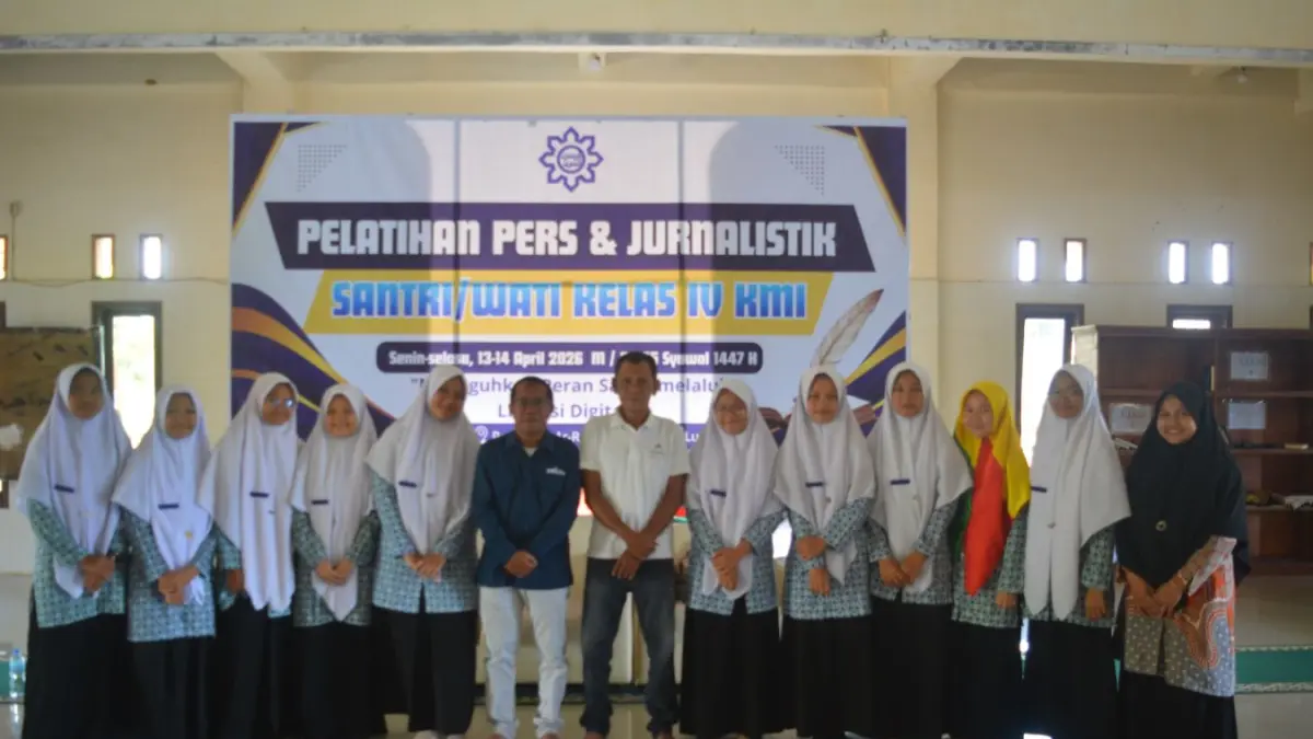 Santri Pesantren Ar-Raudlatul Hasanah Lumut berfoto bersama usai mengikuti pelatihan jurnalistik selama dua hari di Tapanuli Tengah.