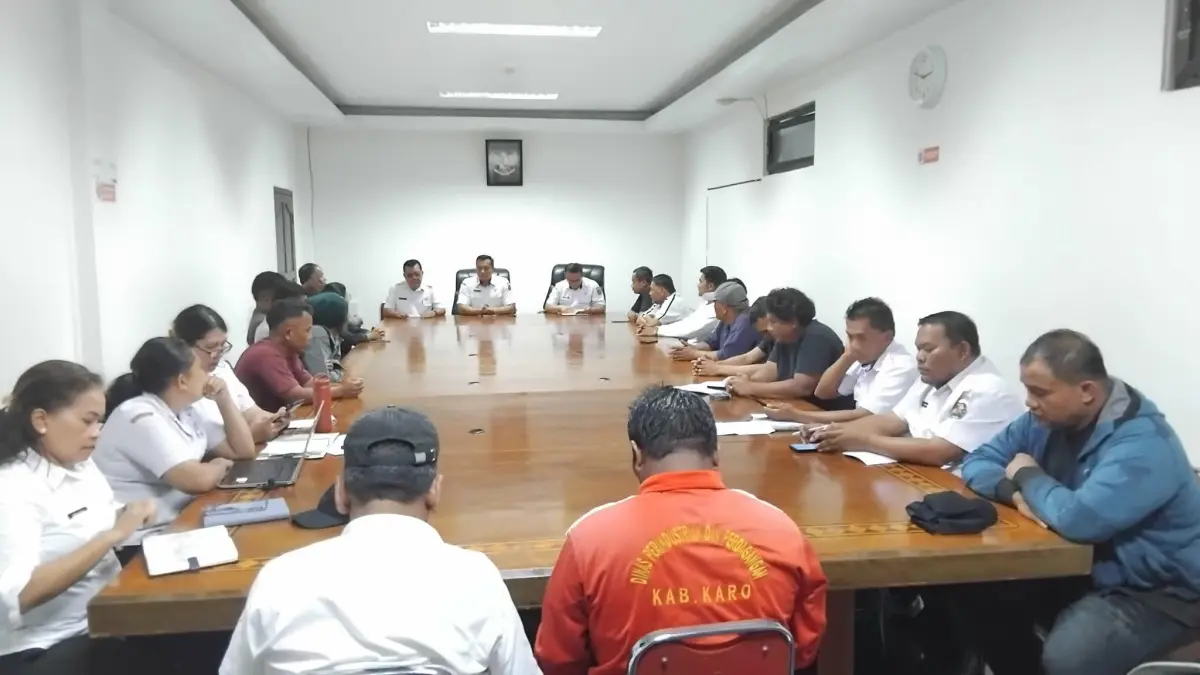 Sekretaris Daerah Kabupaten Karo memimpin rapat optimalisasi operasi pasar di Ruang Rapat Rukun Sembiring, Kantor Bupati Karo, Kabanjahe, Rabu (15/4/2026).