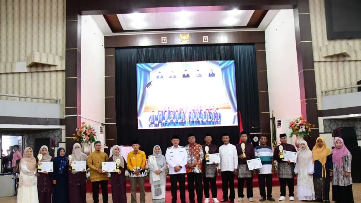 Wakil Bupati Tapanuli Tengah Mahmud Efendi berfoto bersama siswa usai menghadiri Wisuda Tahfidz Qur’an dan Haflah Akhirussanah MAN 3 Tapteng di GOR Pandan.