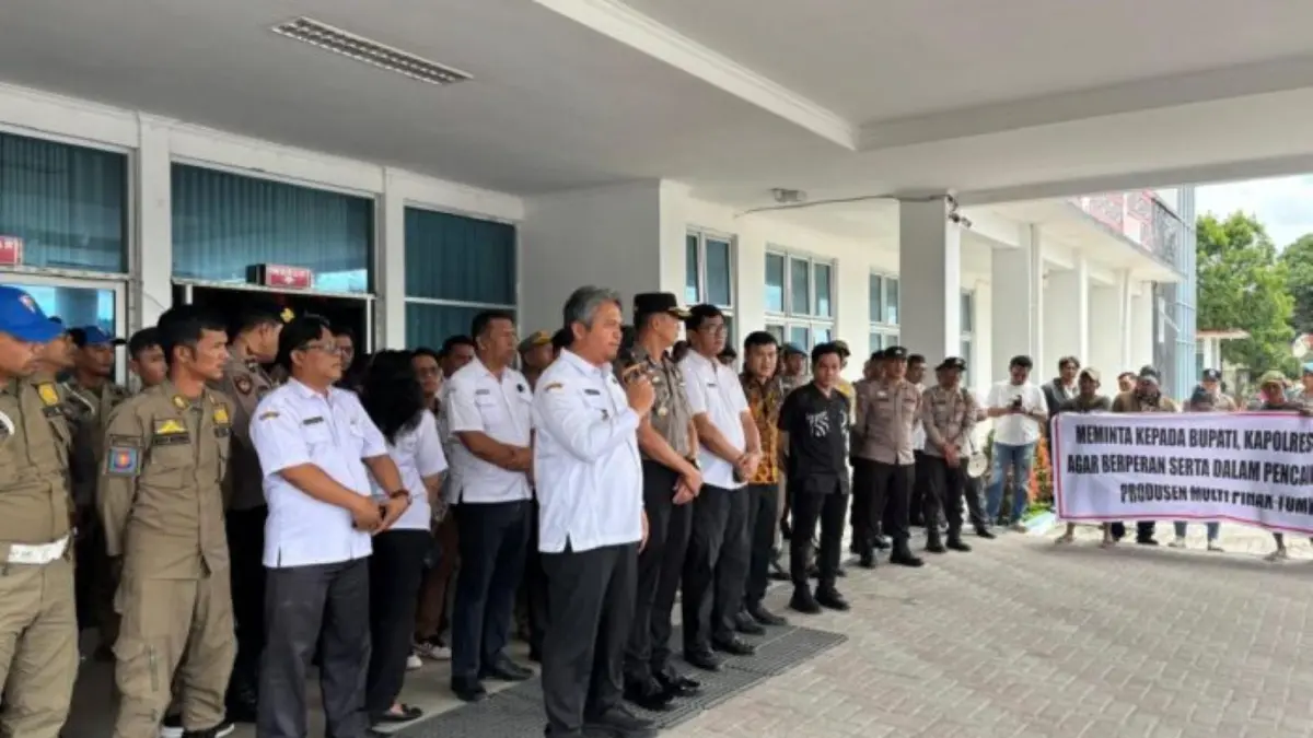 Wakil Bupati Tapanuli Utara Deni Parlindungan Lumbantoruan menerima perwakilan massa aksi supplier MBG bersama Forkopimda dan pihak Bank Mandiri.