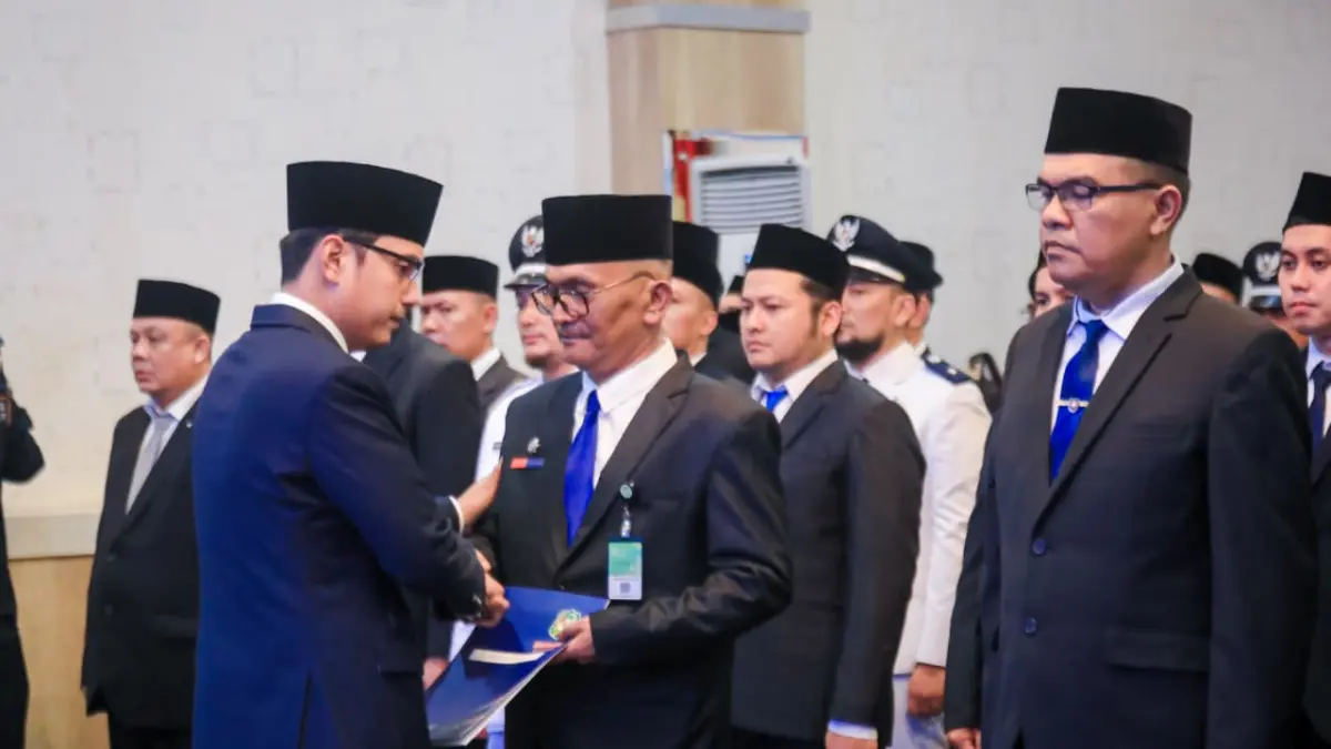 Wali Kota Medan Rico Tri Putra Bayu Waas melantik pejabat eselon II, III, dan IV di Balai Kota Medan serta menegaskan deadline 6 bulan untuk menunjukkan kinerja nyata.