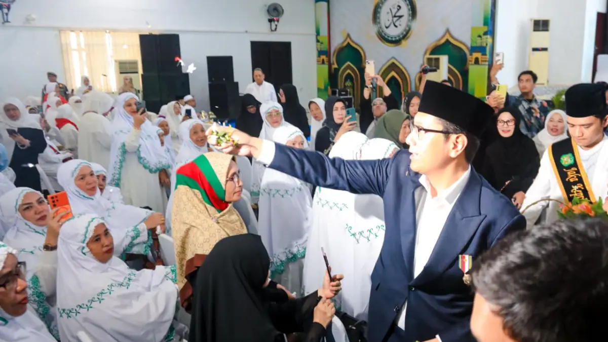 Wali Kota Medan Rico Waas melepas 1.883 calon jemaah haji dengan prosesi tepung tawar sebagai simbol doa keselamatan dan keberkahan.