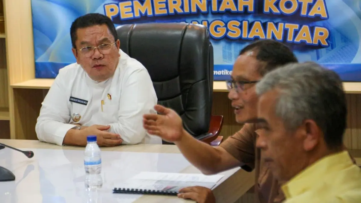 Wali Kota Pematangsiantar Wesly Silalahi menerima audiensi panitia bakti sosial Alumni SMA RK Budi Mulia terkait rencana kegiatan sosial pada 22 Mei mendatang.