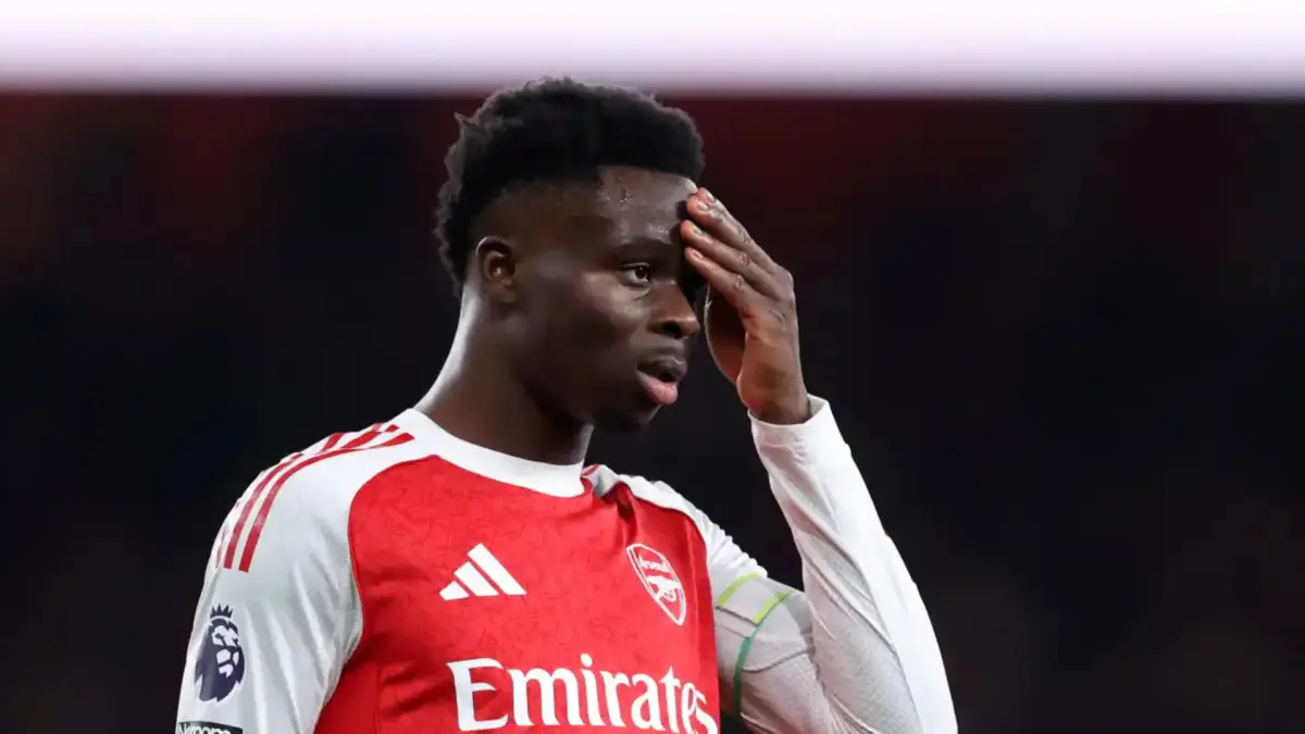 Bukayo Saka masih harus menepi akibat cedera achilles saat Arsenal menghadapi Manchester City dalam laga penting Premier League.