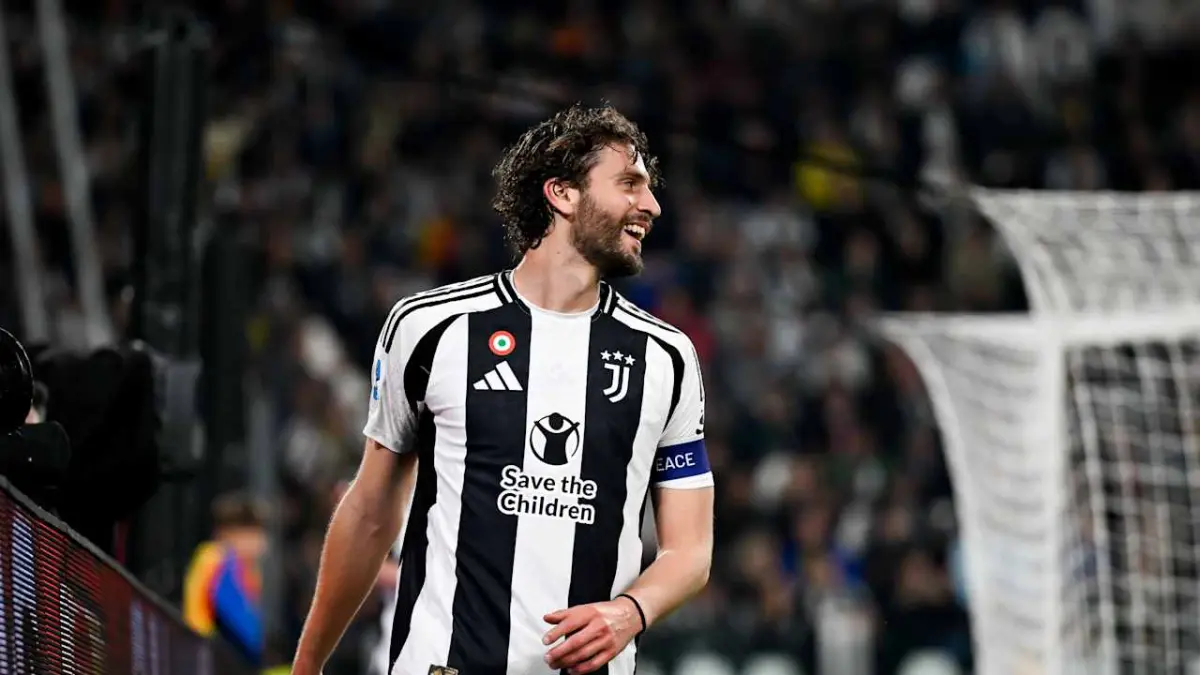 Kapten Juventus Manuel Locatelli merayakan momen bersama tim usai laga, setelah resmi memperpanjang kontrak hingga 2030 di Turin.