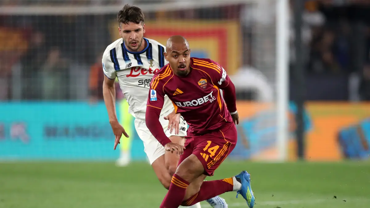 Pemain AS Roma dan Atalanta berebut bola dalam laga Serie A di Stadio Olimpico, Minggu (19/4/2026) yang berakhir imbang 1-1.
