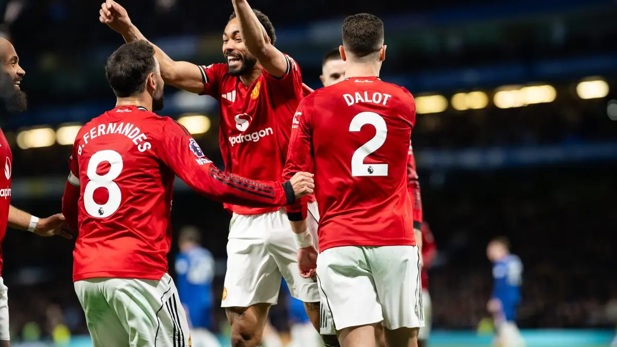 Pemain Manchester United merayakan gol ke gawang Chelsea pada laga Premier League di Stamford Bridge, Minggu (19/4/2026) dini hari WIB.