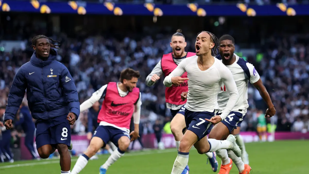 Pemain Tottenham Hotspur dan Brighton & Hove Albion berebut bola dalam laga Premier League di Tottenham Hotspur Stadium, Sabtu (18/4/2026) malam WIB yang berakhir imbang 2-2.