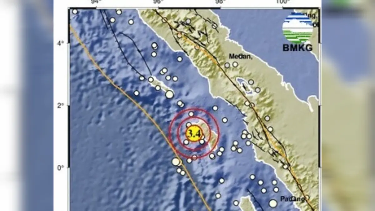Petugas BMKG memantau aktivitas gempa bumi di ruang monitoring. Gempa M5,6 yang mengguncang Nias Utara dipastikan tidak berpotensi tsunami.