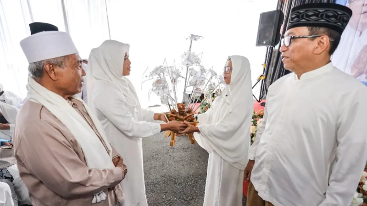 110 Jamaah Calon Haji Kota Pematangsiantar Tahun 1447 H/2026 M ditepung tawar di rumah dinas wali kota, , Senin (20/04/2026).