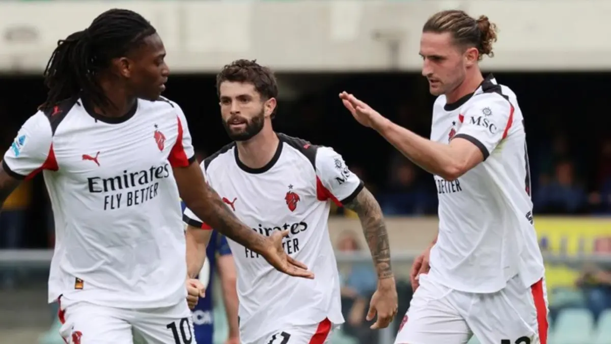 Adrien Rabiot merayakan gol kemenangan AC Milan ke gawang Hellas Verona di Stadio Marc