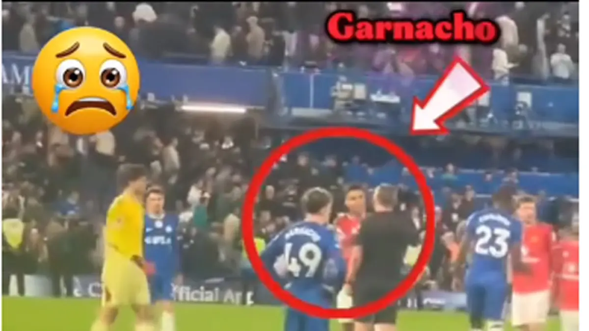Alejandro Garnacho berjalan menuju ruang ganti tanpa disapa pemain Manchester United usai laga kontra Chelsea di Stamford Bridge.