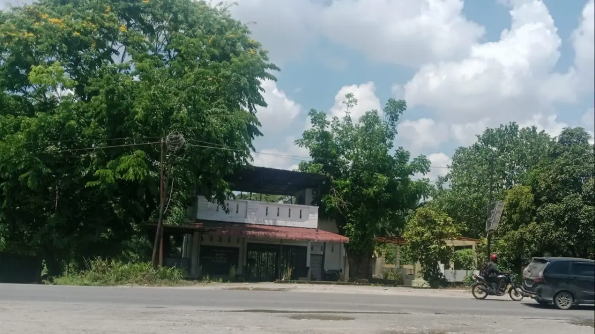 Bangunan permanen dan lahan kebun sawit di Desa Rahuning II, Asahan, yang berada di kawasan DAS dan DMJ namun disebut memiliki dokumen administrasi.