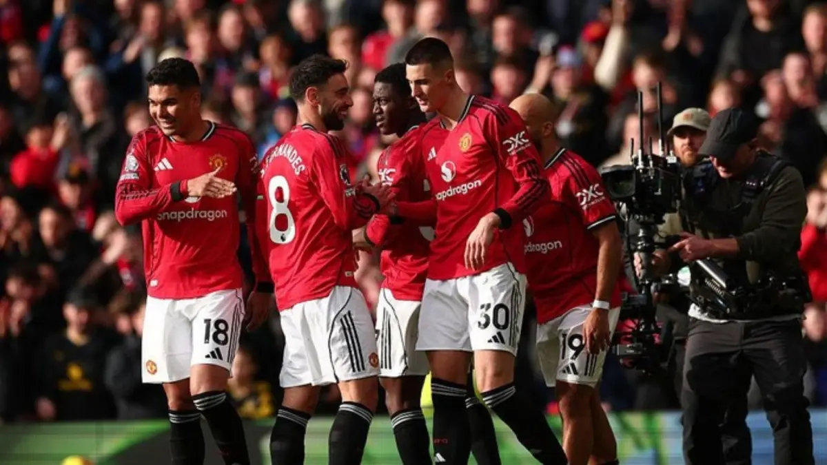 Bruno Fernandes merayakan kemenangan Manchester United atas Chelsea yang membawa Setan Merah semakin dekat ke Liga Champions.