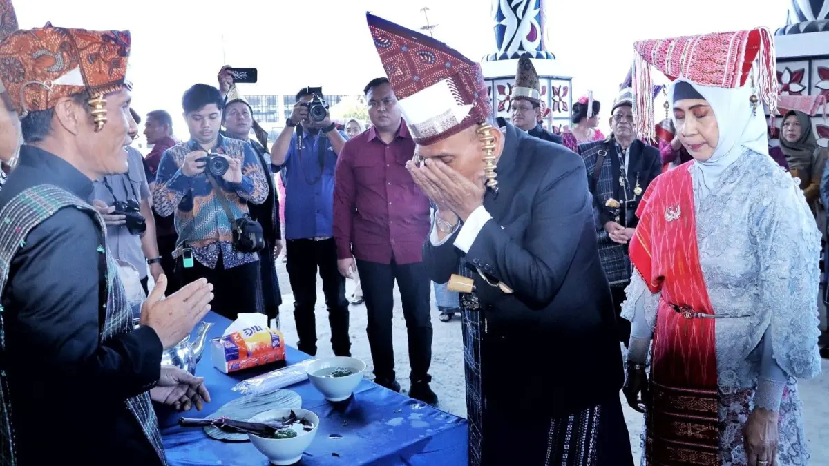 Bupati Simalungun Anton Achmad Saragih mengikuti prosesi Maranggir sebagai bagian dari rangkaian Pesta Rakyat Hari Jadi ke-193 Simalungun di Pamatang Raya. 