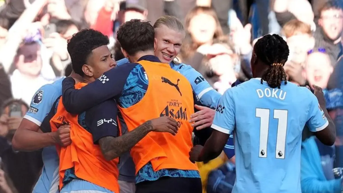 Erling Haaland merayakan gol kemenangan Manchester City atas Arsenal di Etihad Stadium.