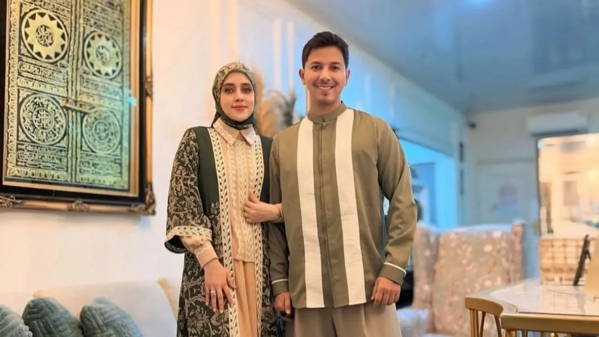 Fairuz A Rafiq bersama Sonny Septian. Keduanya menepis isu perceraian dan memastikan rumah tangga tetap harmonis.