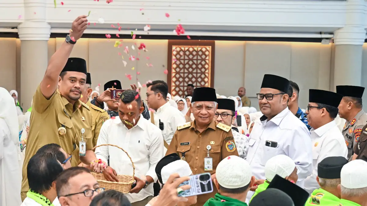 Gubernur Sumut Bobby Nasution bersama jajaran menghadiri tepung tawar calon jemaah haji 2026 di Aula Raja Inal Siregar, Medan.