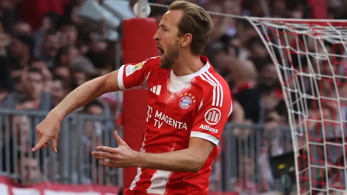 Harry Kane merayakan keberhasilan Bayern Munich menjuarai Bundesliga 2025/2026 usai kemenangan atas Stuttgart.
