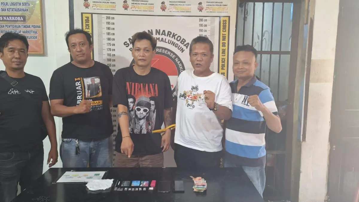 Indra Kristian Silalahi diamankan aparat Polsek Gunung Malela usai ditangkap terkait kasus dugaan peredaran sabu di Simalungun.