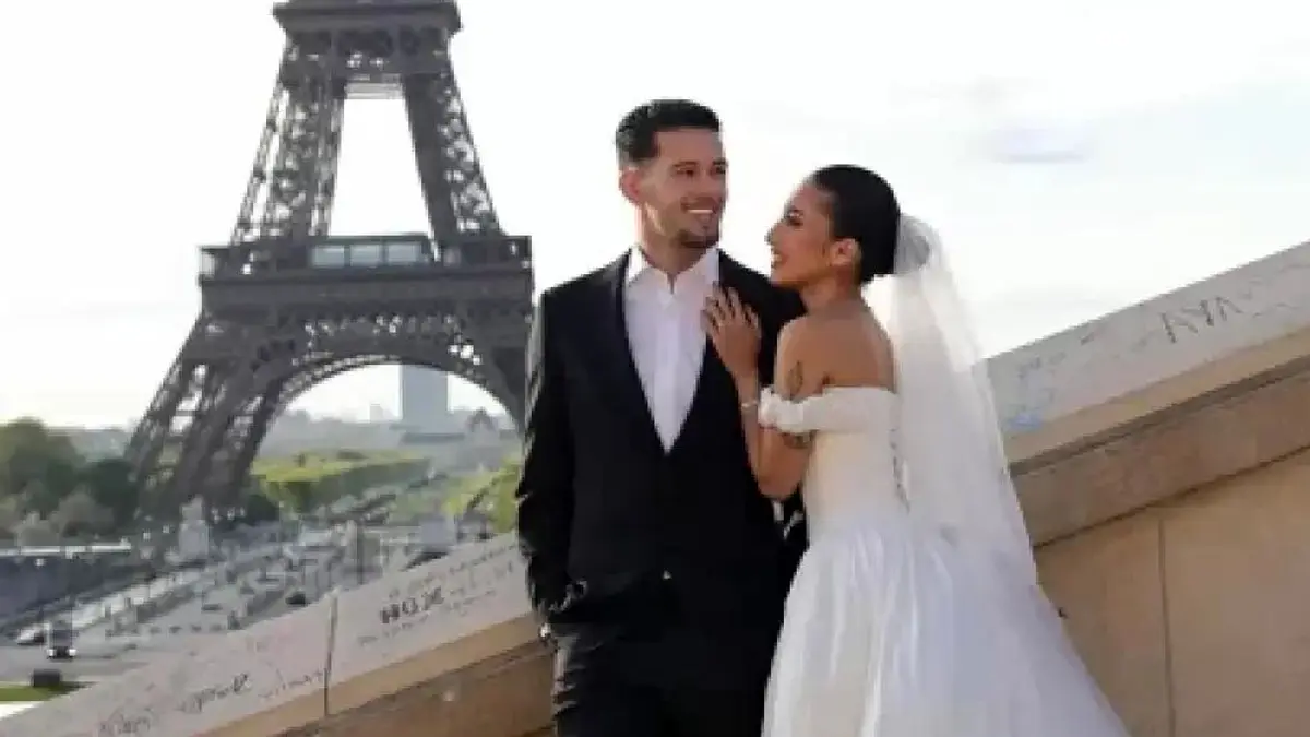 Jennifer Coppen dan Justin Hubner saat sesi foto prewedding berlatar Eiffel Tower di Paris.