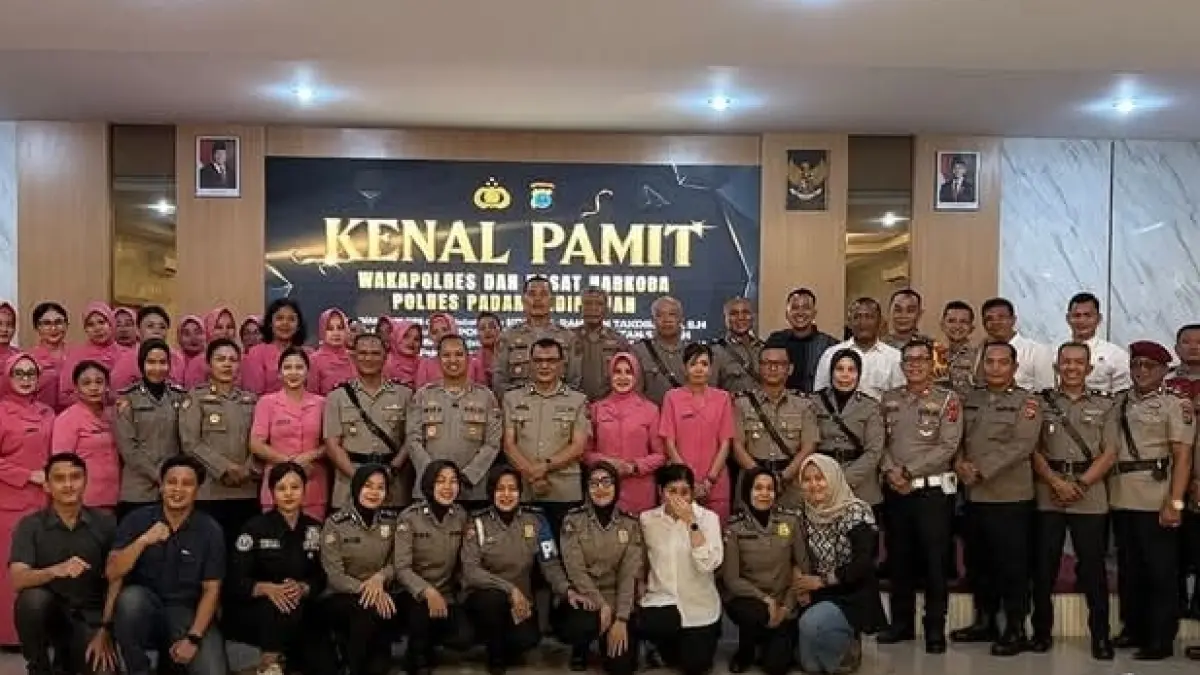 Kapolres Padangsidimpuan AKBP Wira Prayatna memimpin upacara serah terima jabatan tujuh perwira di Mapolres Padangsidimpuan.