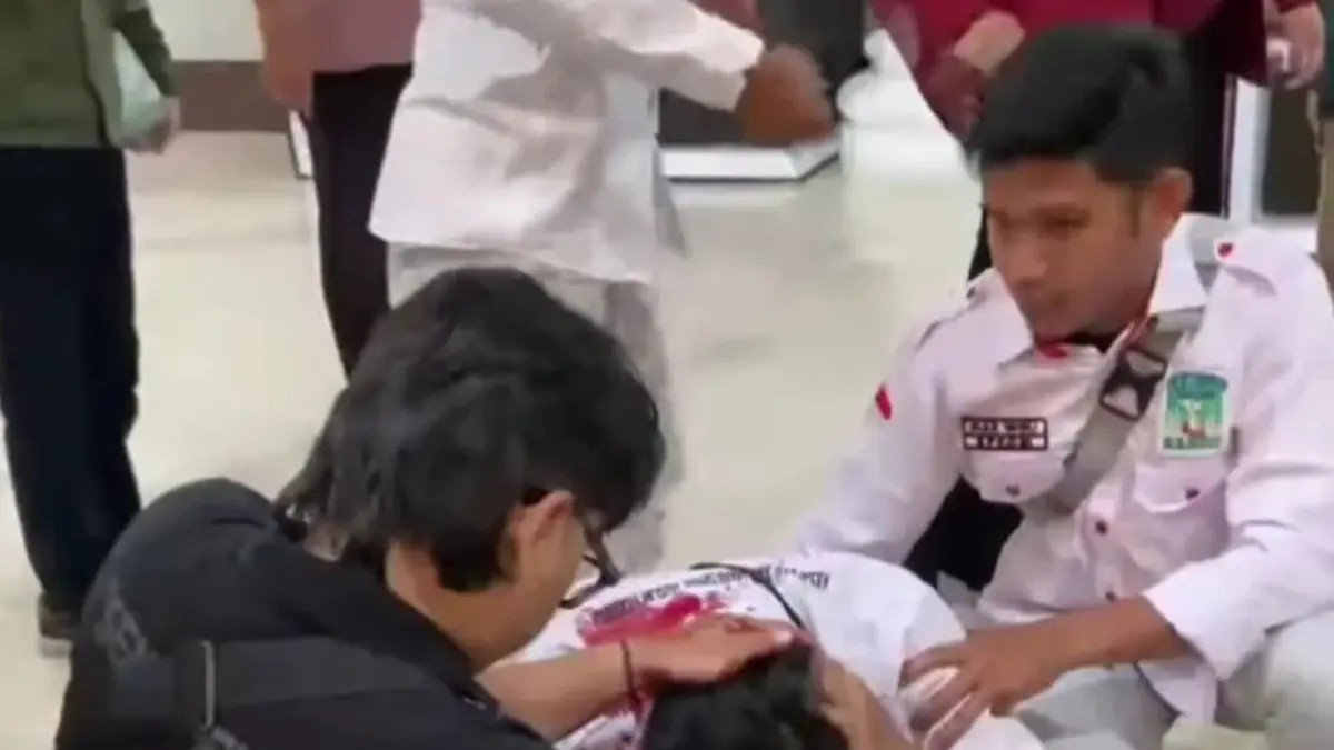 Kasatpol PP Sumut Moettaqien Hasrimi memberikan keterangan terkait kericuhan usai pelantikan KA KAMMI di Kantor Gubernur Sumut. (Diskominfo Sumut)