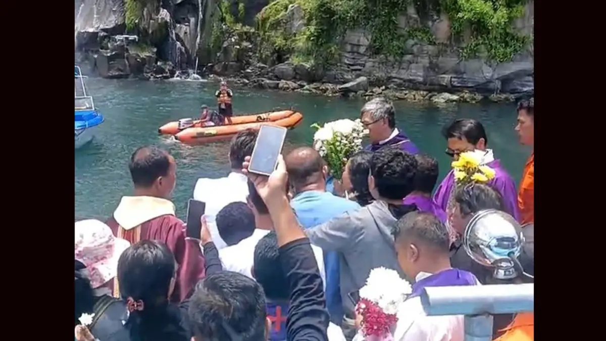 Keluarga dan kerabat menggelar ibadah serta tabur bunga di lokasi tenggelamnya mahasiswa di kawasan Danau Toba, sebagai bentuk penghormatan terakhir.
