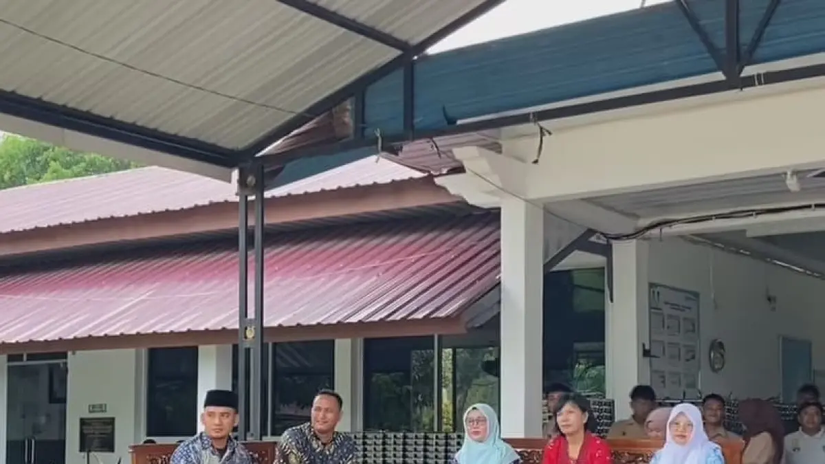 Kepala SMA Negeri 1 Kualuh Selatan, Subhan Satria Abdi bersama para guru saat acara perpisahan siswa Kelas XII.