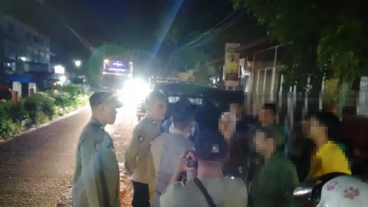 Keributan antara pengunjung dan petugas parkir di Pasar Malam Parluasan, Pematangsiantar, dipicu pungutan parkir Rp35 ribu.
