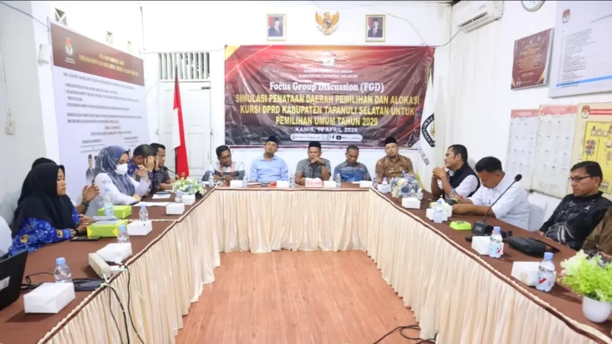  Ketua KPU Tapsel Zulhajji Siregar bersama peserta FGD saat simulasi penataan dapil Pemilu 2029 di Sipirok. 