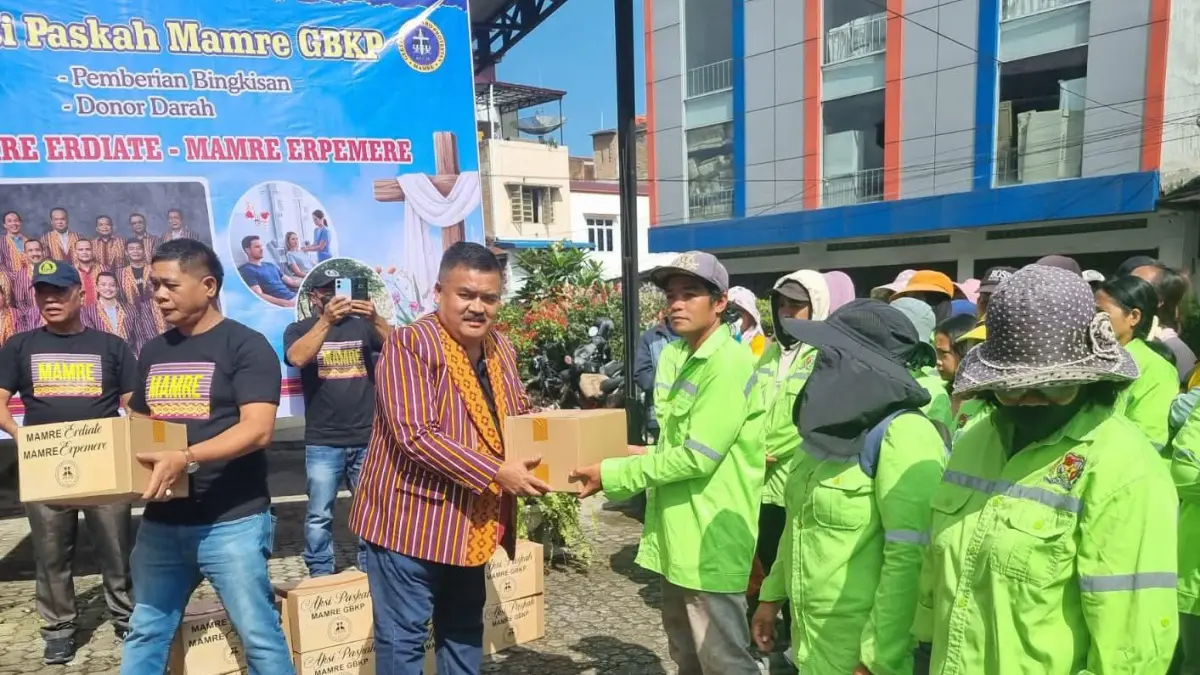 Mamre GBKP membagikan bingkisan kepada petugas kebersihan dalam aksi sosial Paskah 2026 di Moderamen GBKP Kabanjahe.