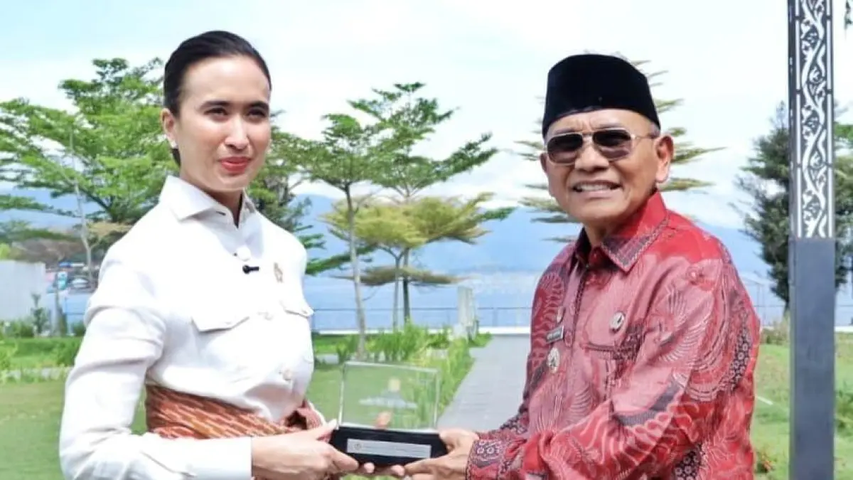 Menpar Widiyanti sebut Pantai Bebas Parapat titik strategis pengembangan Danau Toba. Fokus pada penataan kawasan dan pemberdayaan UMKM.