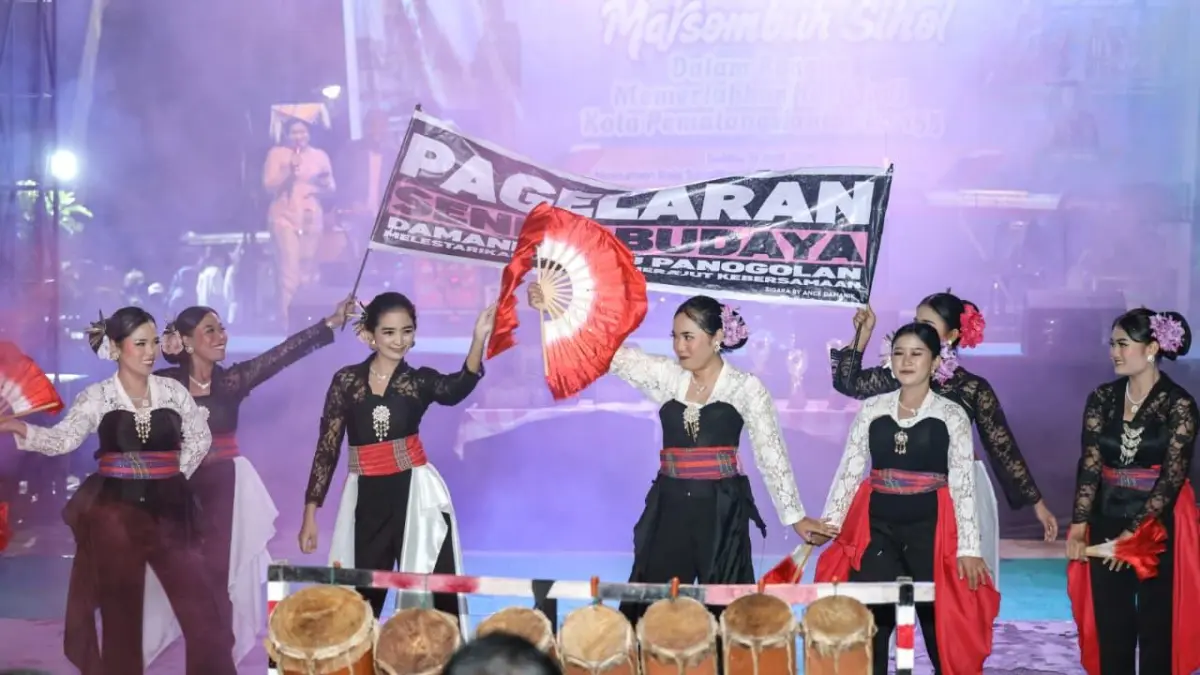 Pagelaran seni budaya Simalungun Marsombuh Sihol membuka rangkaian HUT ke-155 Kota Pematangsiantar di pelataran Monumen Raja Sang Naualuh Damanik.