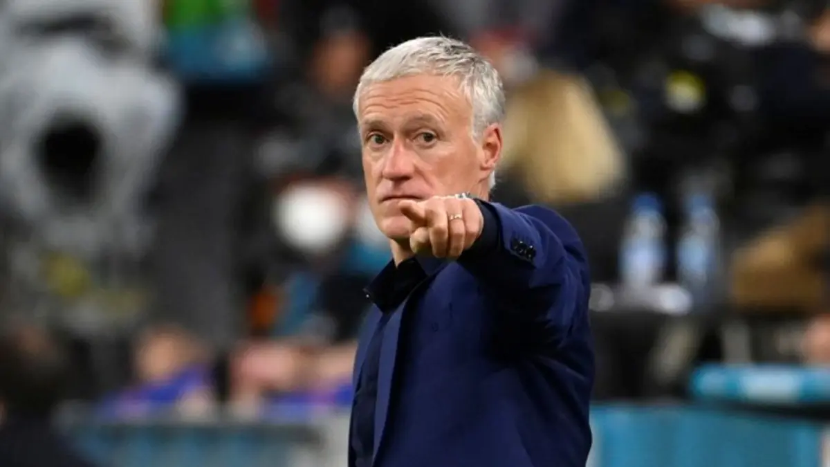 Pelatih timnas Prancis Didier Deschamps memberikan instruksi saat pertandingan. Ia dikabarkan menolak peluang melatih Real Madrid dan fokus ke Piala Dunia 2026.